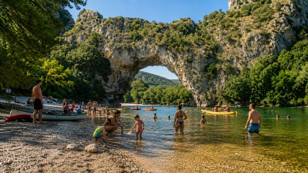 Baignade idéale en famille au camping de Vallon Pont d'Arc
